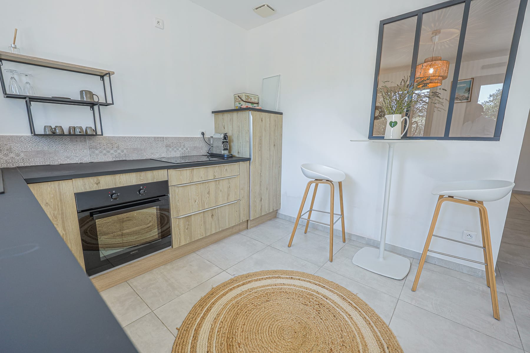 La cuisine de l'annexe, ouverte sur la terrasse de la piscine