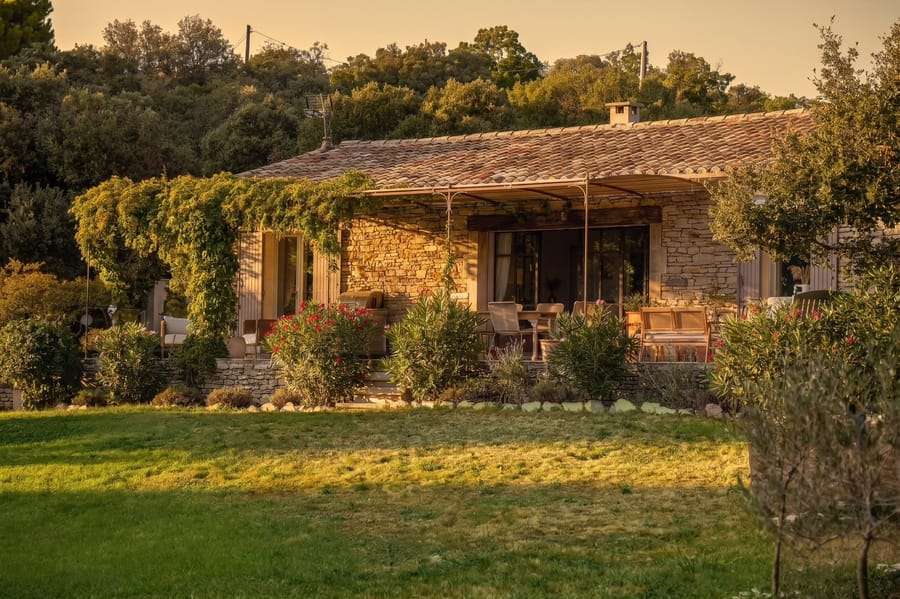 La bastide au couchant, vue depuis la pelouse