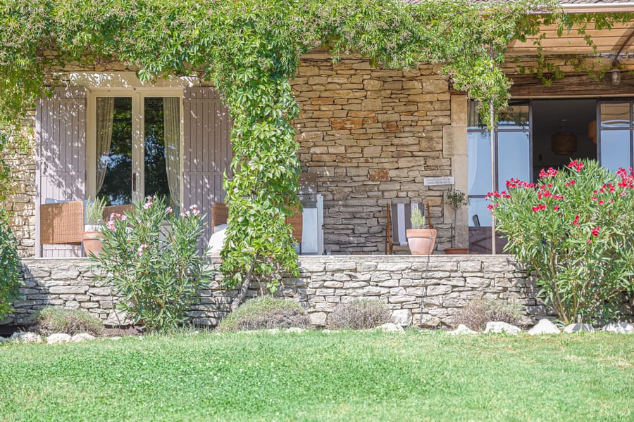 La façade en pierre et sa vigne vierge