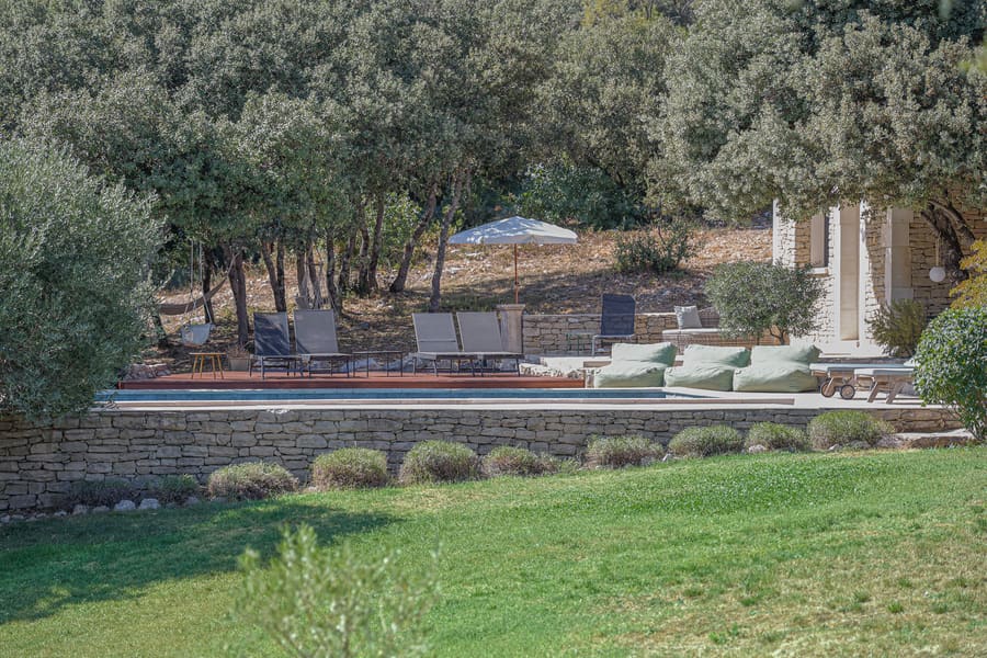 La piscine depuis la pelouse