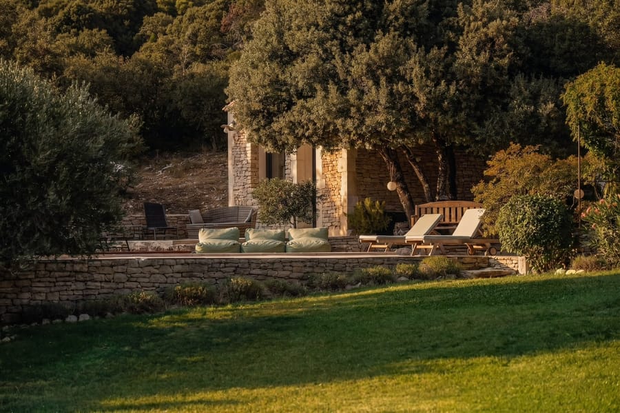 La pelouse et la terrasse au couchant