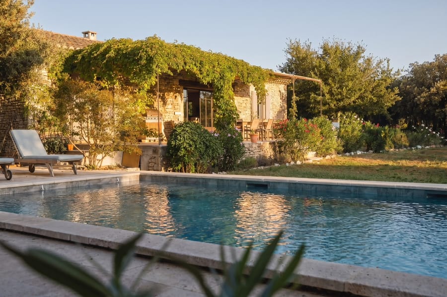 La piscine et la maison au couchant