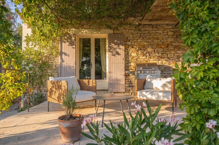 Les fauteuils et la plancha, sous la vigne vierge