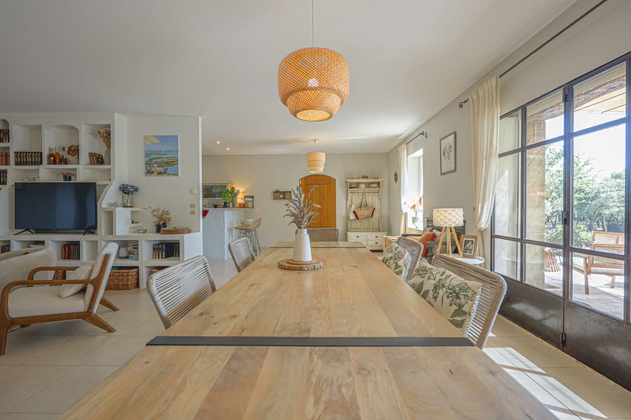 La grande table de 10 personnes face à la verrière