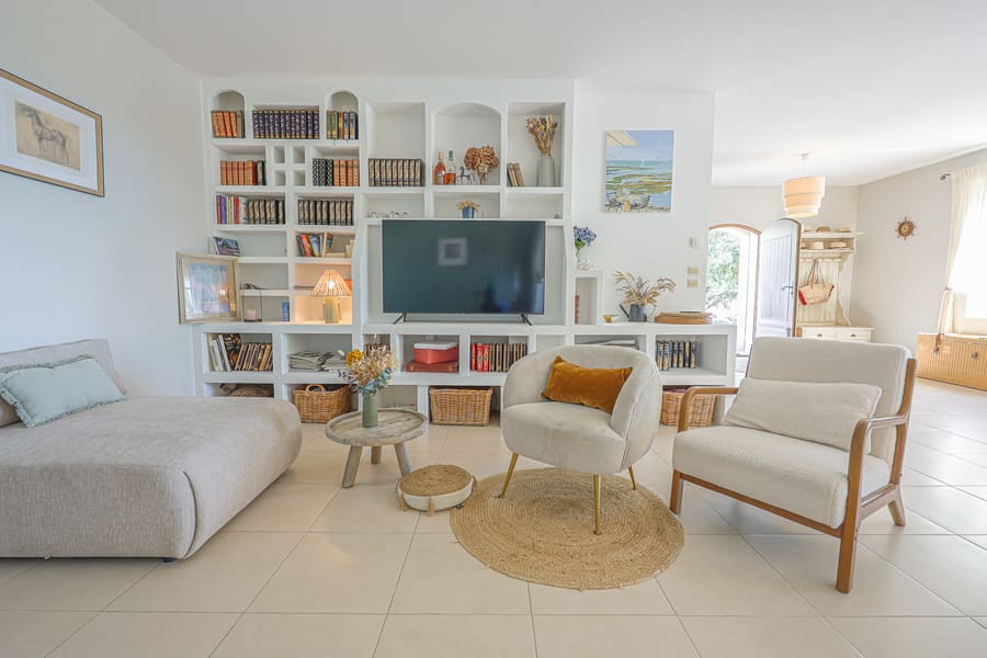 Le salon, ses fauteuils et sa bibliothèque