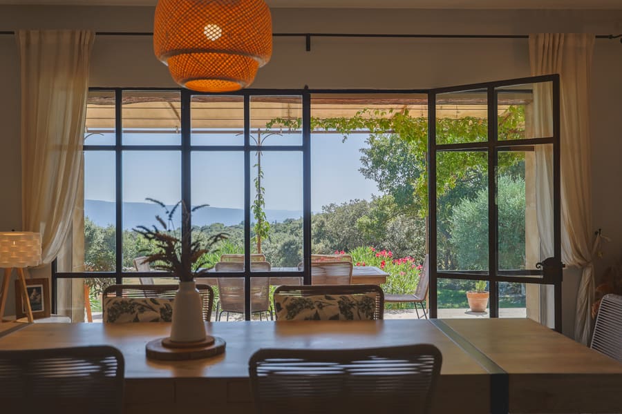 La table et la vallée par la baie vitrée