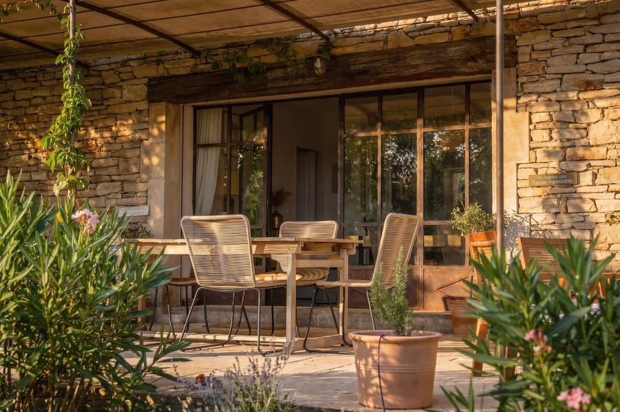 La terrasse et les lauriers-roses