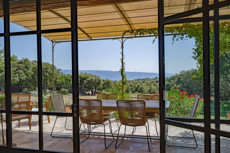 La terrasse vue à travers la verrière