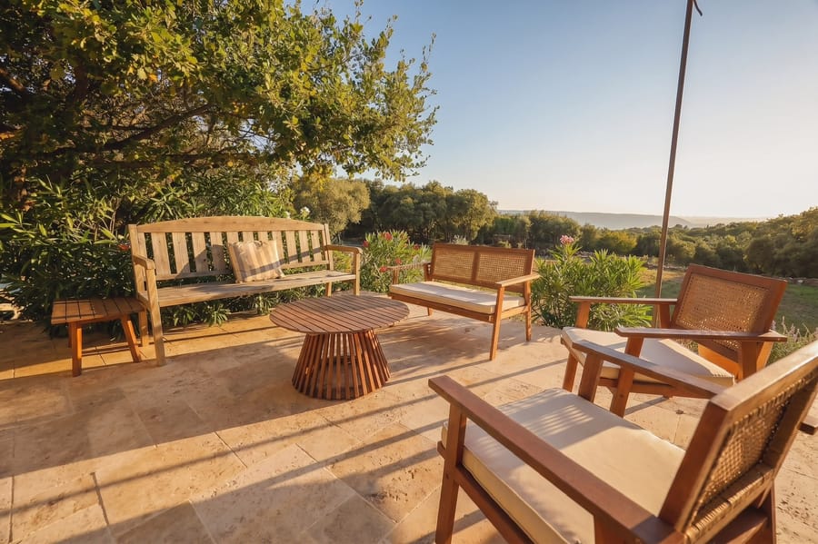 Le salon de jardin en travertin, face à la vallée